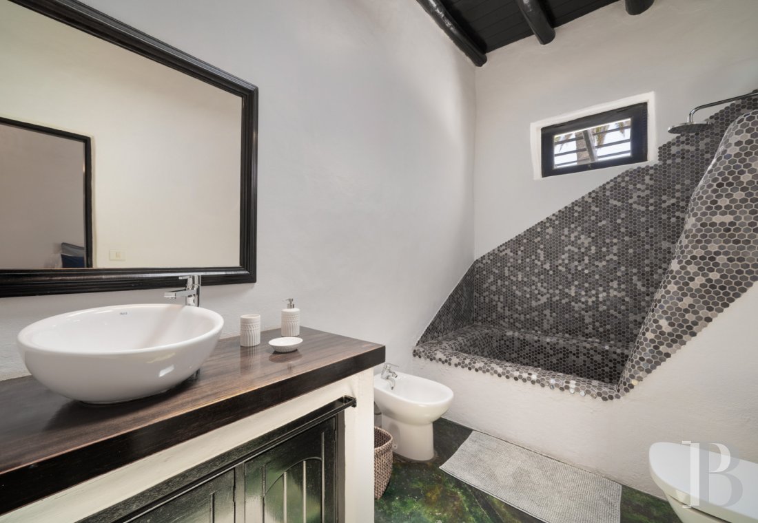 An old finca renovated in a contemporary style on the island of Lanzarote, in the Canary Islands - photo  n°12